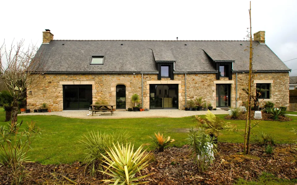 Rénovation d'une longère en pierres à Plougoumelen