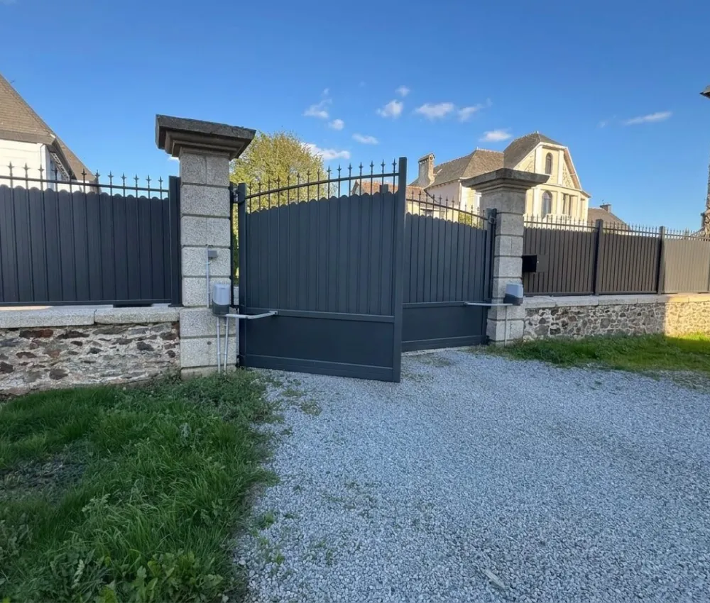 porte de garage en aluminium gris