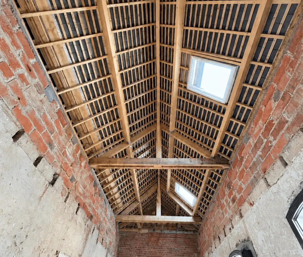 plafond en bois et briques