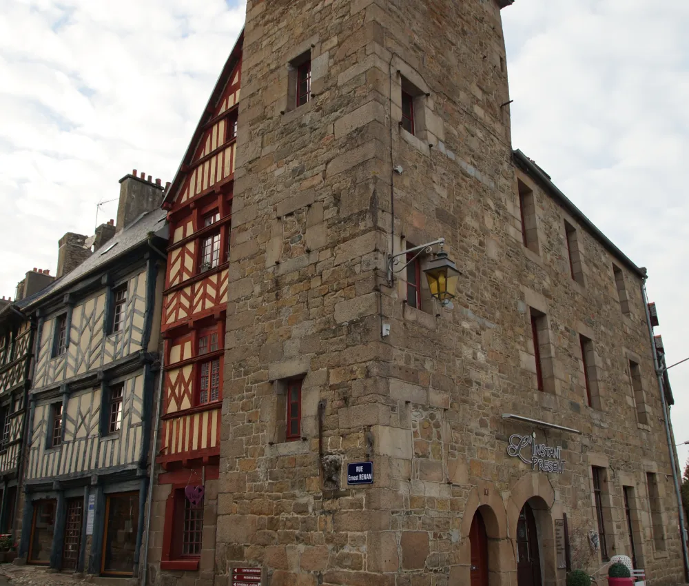 Vue de l'extérieur d'un bâtiment historique classé Tréguier, Bretagne, avec un escalier hélicoïdal en granit et des combles non aménagés