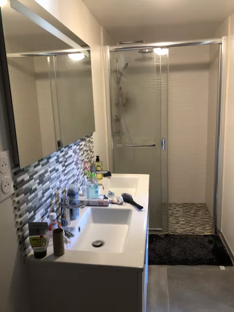 Mobilier de salle de bain noir et blanc