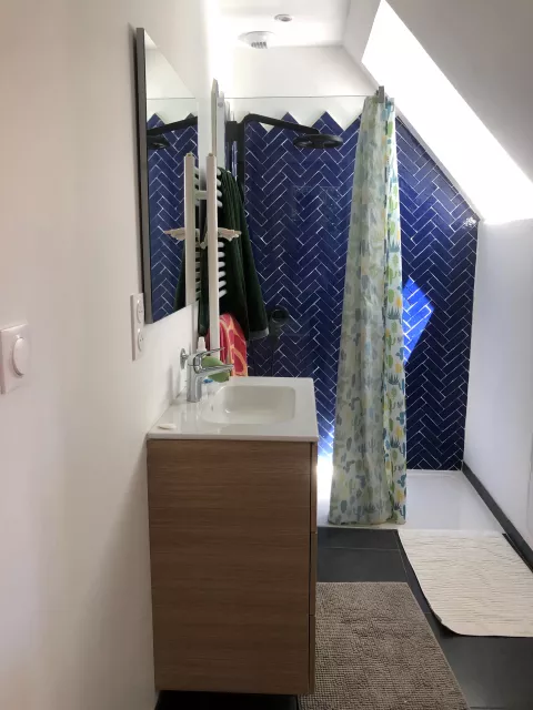Salle d'eau avec douche et carrelage à motifs